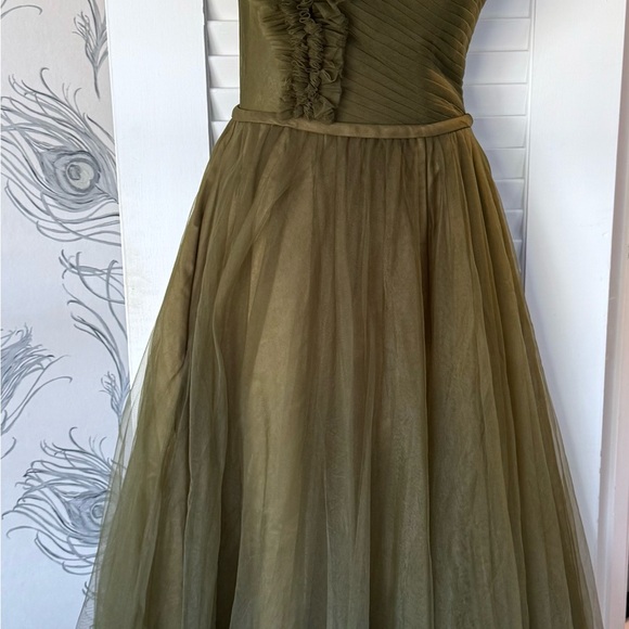 Elegant Olive Green One-Shoulder Evening Dress - Picture 4 of 6